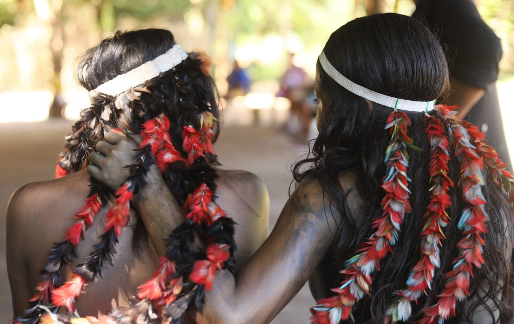 Dos mujeres amazónicas con tocados tradicionales.
